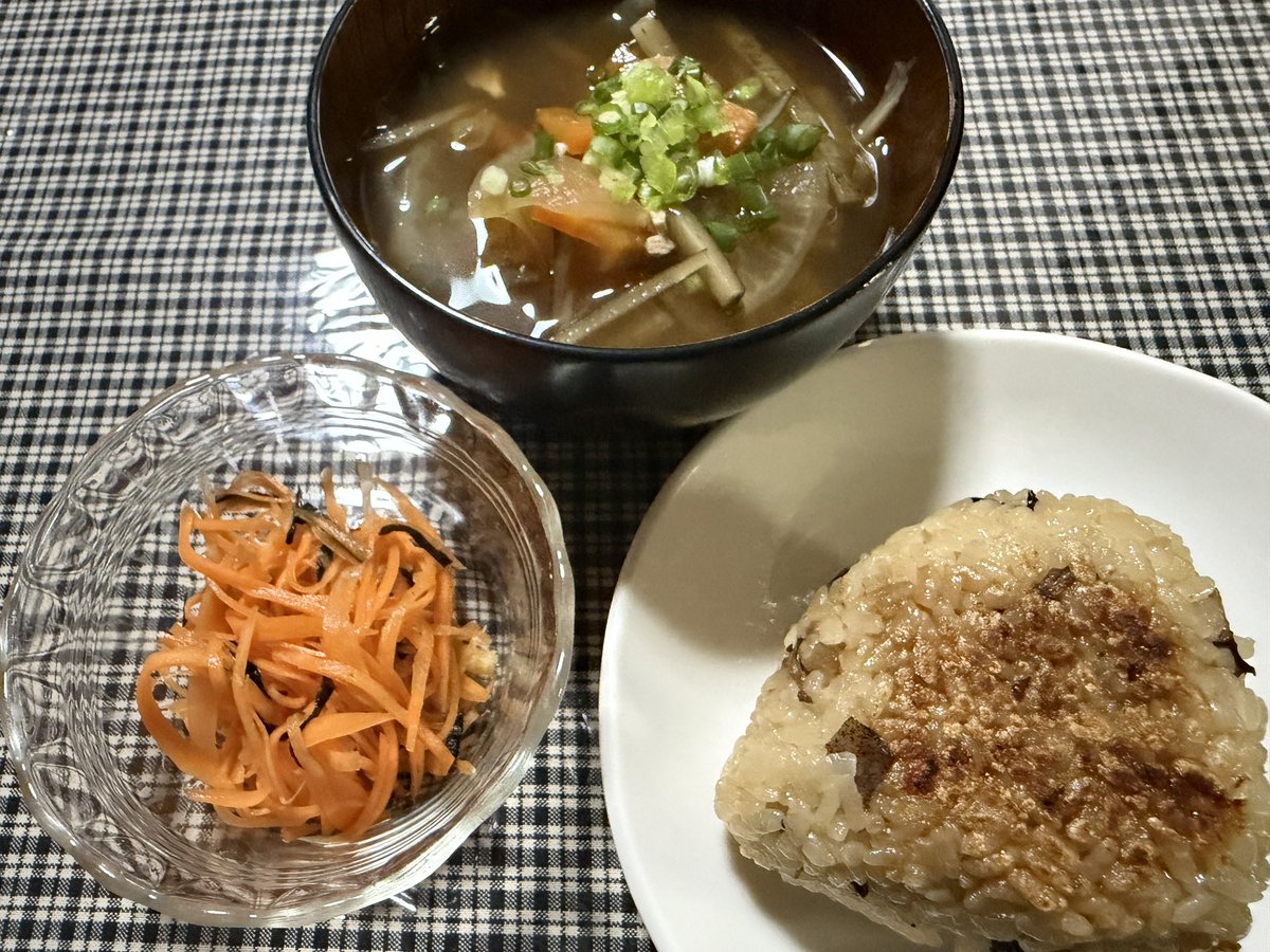 youtake1112's tweet photo. 松茸ご飯の焼きおにぎりと
にんじんの和え物
けんちん汁

緑がない… https://t.co/WzgrgPze6Y