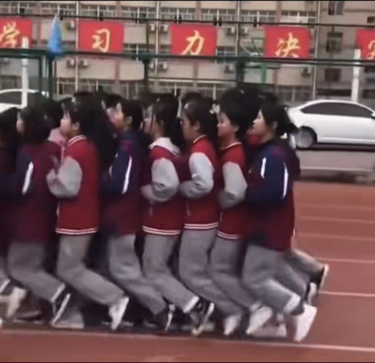 Rococo90933671's tweet photo. 衡水跑操隔那么近，岂不是一不小心就会把同学给配了？ https://t.co/vIwB2Q67Zn