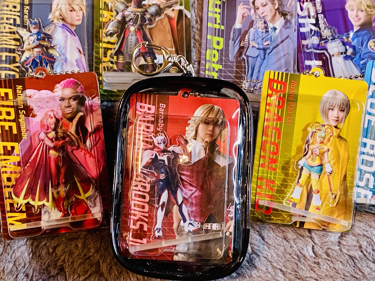 heppoko06281018's tweet photo. タイバニ舞台のグッズ、ブリスターキーホルダーが良すぎてコンプリートセット購入。
満足！
持ち歩き用のケース探したら、セリアのぬい用のひとつがジャストフィット✨
これ表裏で入れられるからバディで持ち歩ける〜 https://t.co/E4IQyq007M