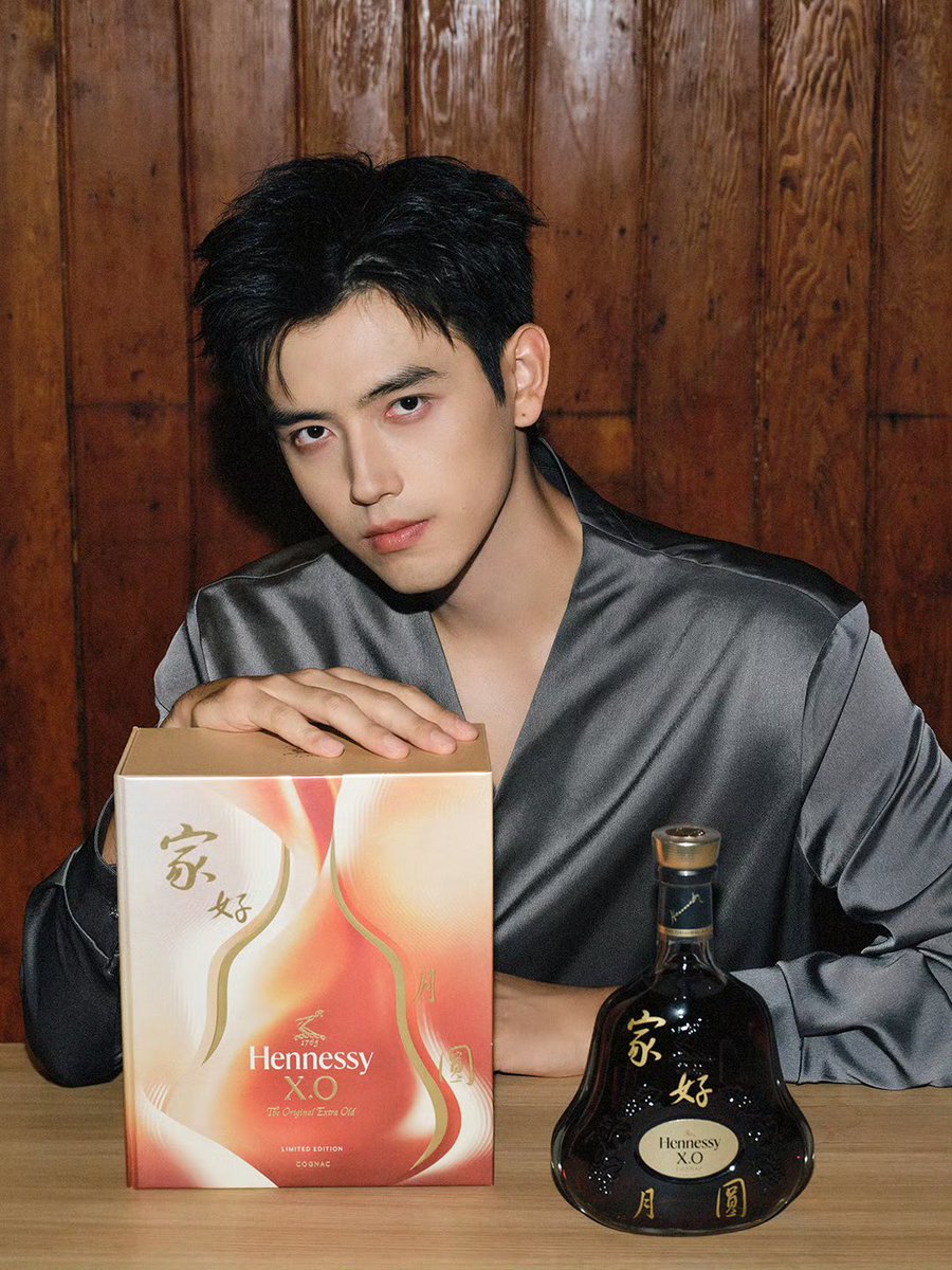 dearthxr's tweet photo. According to Hennessy Brand Ambassador #ChenFeiyu, the best kind of Mid-Autumn Festival is having familiar faces close by on either side. With cognac poured into the glass and a bright moon hanging in the sky, every sentiment is captured within the drink.

When families reunite and the moon is full, raise a glass with Hennessy. 🥃✨

#陈飞宇 #ArthurChen #เฉินเฟยอวี่
#Hennessy #HennessyBrandAmbassadorChenFeiyu