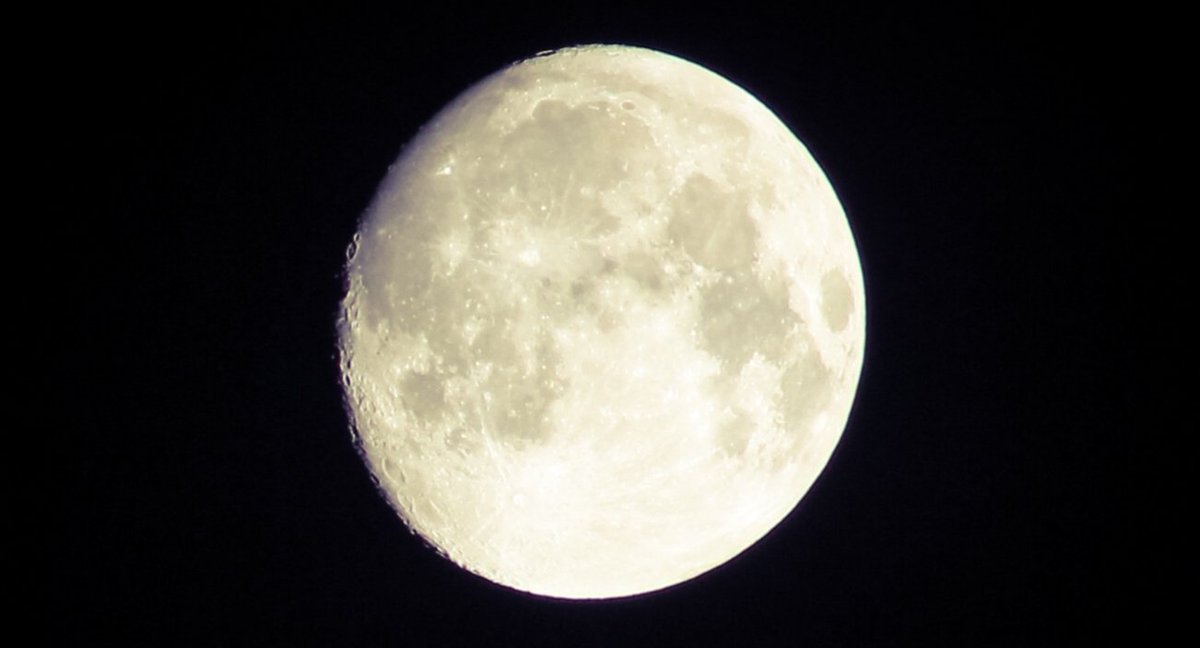 hiy_twinkle's tweet photo. 秋の夜 虫の声 空には待宵の月

明日のことなど誰もわからないから
思い切り今日の月も愛でる

今日も今日とて 月を見上げる。 https://t.co/0gcEQ3VfzI