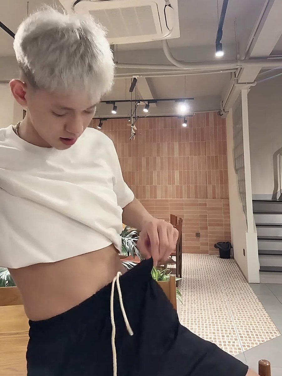 havanhung207's tweet photo. Dáng không nuột nên để tuột mất anh 😖 https://t.co/eBFZN7W6Fa