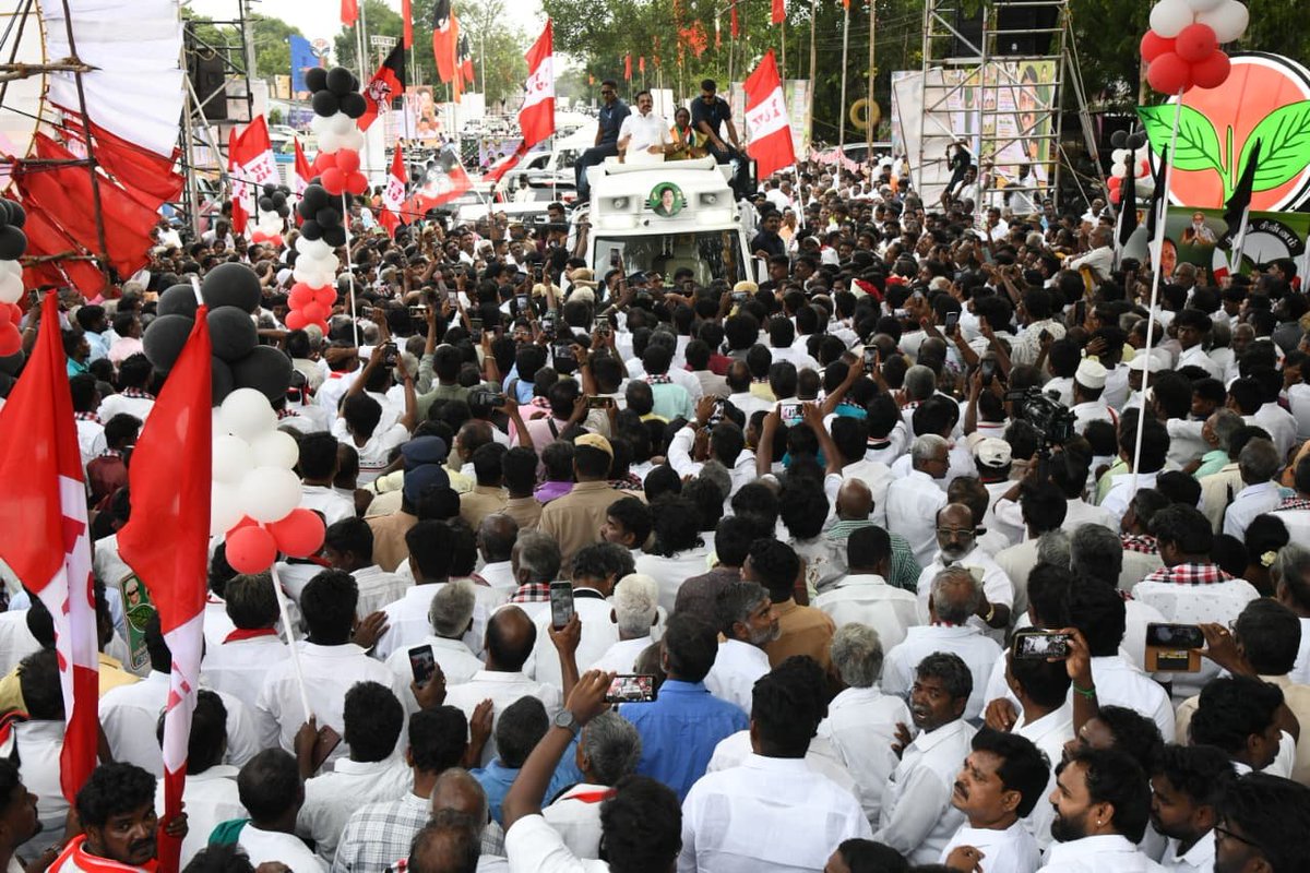AIADMKOfficial's tweet photo. மாண்புமிகு கழகப் பொதுச் செயலாளர் புரட்சித் தமிழர் திரு. @EPSTamilNadu அவர்கள்,

#மதுராந்தகம் தொகுதி #மாமண்டூர் பகுதியில் கழக வெற்றி வேட்பாளர் திருமதி. கணிதா சம்பத் அவர்களுக்கு “இரட்டை இலை” சின்னத்தில் வாக்கு சேகரித்தார்கள்.

#வெல்லட்டும்_இரட்டைஇலை 🌱
#AIADMK #Madurantakam #ByeElections