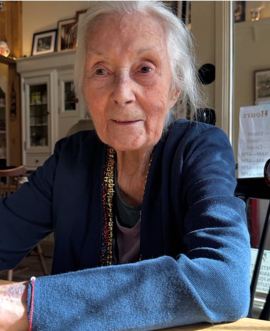 aranhaversobr's tweet photo. ' Abençoando sua timeline com a eterna ROSEMARY HARRIS comemorando seu aniversário de 99 anos.

PRA SEMPRE NOSSA TIA MAY! ❤️🥹
• 
. https://t.co/U7zq8ONRcE