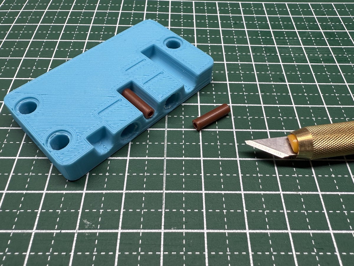 BekonenWorks's tweet photo. #けしからんレゴ
1.5スタッド分の接続をするために3Lパイプを真ん中で切った
装飾ではなく接続のために切ったのは初ですね

ちなみに糸は純正品を使用しています😎 https://t.co/VWbaqfLeAE