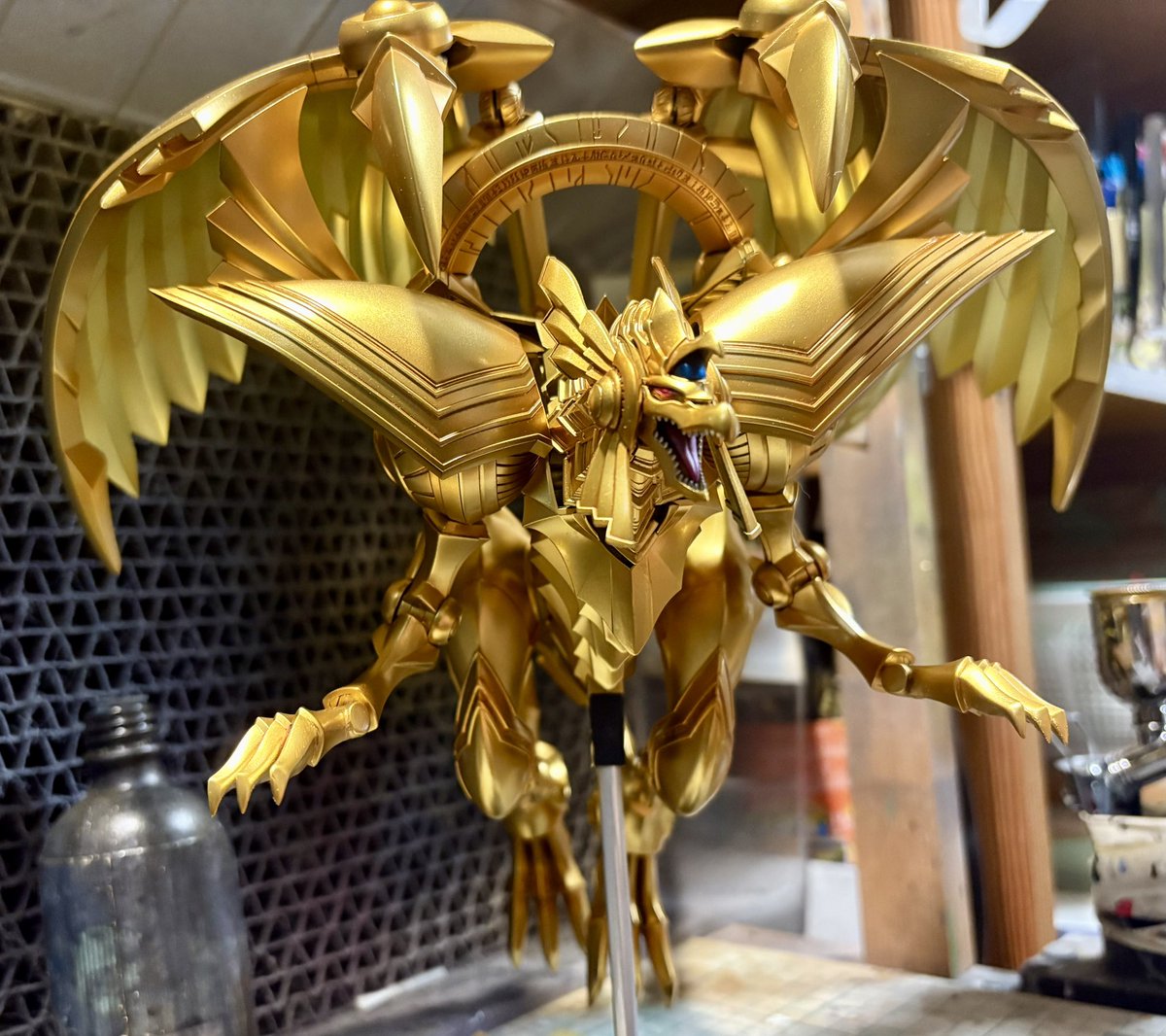 takerin1117's tweet photo. 三幻神2体目完成！ラーの翼神竜！
顔以外ゴールドのみの派手派手な神さまw
全身ほぼ合わせ目しかも軟プラクリアカラー…
ヤスリがけ大変だったww
さぁあとは赤いヤツだけだ！
＃遊戯王　＃ラーの翼神竜 https://t.co/zCSXsYkfCY