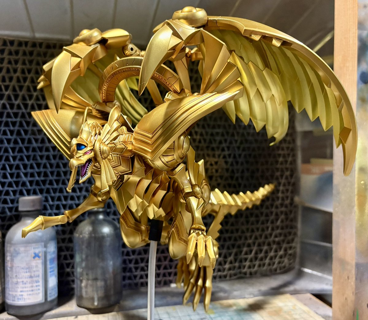 takerin1117's tweet photo. 三幻神2体目完成！ラーの翼神竜！
顔以外ゴールドのみの派手派手な神さまw
全身ほぼ合わせ目しかも軟プラクリアカラー…
ヤスリがけ大変だったww
さぁあとは赤いヤツだけだ！
＃遊戯王　＃ラーの翼神竜 https://t.co/zCSXsYkfCY