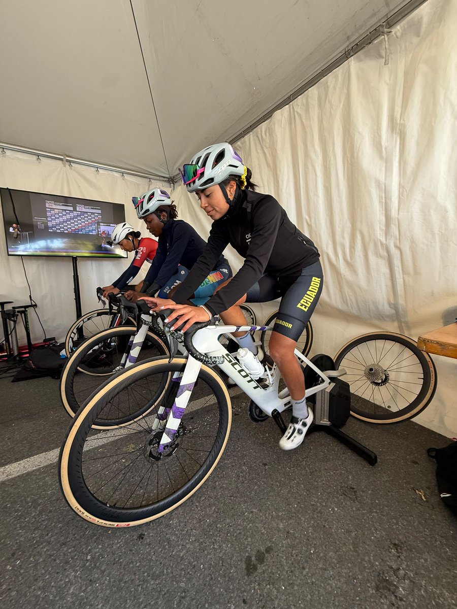 FedeCiclismoEcu's tweet photo. 🚴‍♀️🇪🇨 ¡Hoy sale a la ruta, Natalie Revelo!

Nuestra ciclista ya está lista para representar al #TeamEcuador en el Campeonato Mundial de Ciclismo y dejarlo todo en cada pedalazo 💪

¡Vamos, Natalie! 🇪🇨🔥 https://t.co/9Aa1Upz8S4