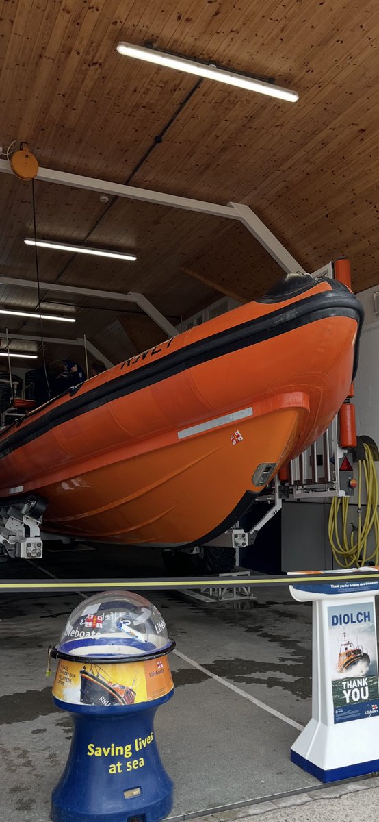 FloralRainbowAW's tweet photo. For #WeekLForLookingIn #AlphabetChallenge
Looking in the Lifeboat station Beaumaris π΄σ §σ ’σ ·σ ¬σ ³σ Ώπ§‘ https://t.co/EyjXgaJ6Ac