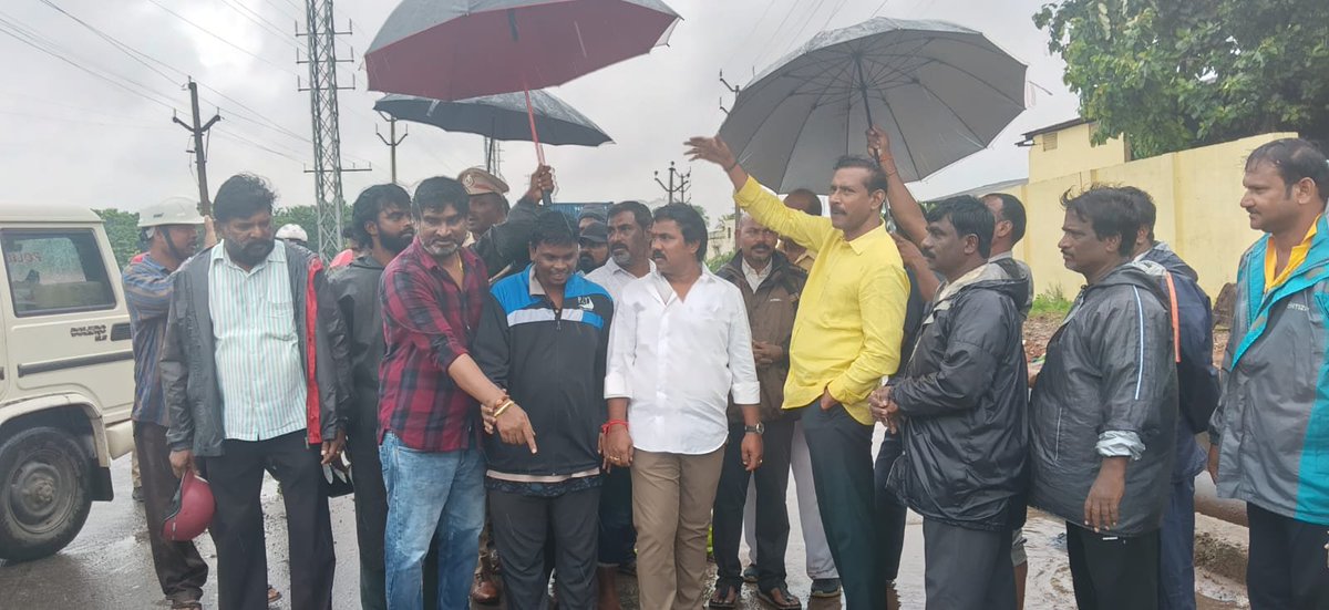 DGovindReddy10's tweet photo. గాజువాక నియోజకవర్గం 64వ వార్డు గంగవరం గంగవరం పెద్ద గంట్యాడ రహదారి..
8 కోట్ల రూపాయలు నిధులు తో..
 స్థానిక ఎమ్మెల్యే 
 పల్లా శ్రీనివాసరావు గారు.. మరియు మహావిశాఖ నగర EX డిప్యూటీ మేయర్ ..
శ్రీ దల్లి గోవింద రెడ్డి గారు ఆధ్వర్యంలో తీసుకొని రావడం అందరికీ తెలిసిన విషయమే.. 
ప్రస్తుతం వర్షాల కారణంగా గంగవరం టు పెద గంట్యాడ రహదారి వర్ష ప్రభావంతో రహదారి పైకి చెత్త చెదారం స్టాకు నిలవ ఉండటంతో.. ఈరోజు జీవీఎంసీ వారి శాఖాహారంతో జెసిబి లు తప్పించి రోడ్డు పైన చెత్తాచెదారం తొలగించి రాకపోకలకు అంతరామం కలగకుండా చేయడం జరిగినది..
 త్వరలో రహదారికి ఎటువంటి ఇబ్బందులు లేకుండా..
 డ్రైనేజర్లు వేయడం కూడా  జరుగుతుందని...
స్థానిక ఎమ్మెల్యే గారు ..
మాజీ డిప్యూటీ మేయర్ దల్లి గోవిందరెడ్డి గారు తెలియపరిచారు.. 
ఈ కార్యక్రమానికి ఆర్గనైజింగ్ ..
64వ వార్డు ప్రెసిడెంట్ విశాఖ జిల్లా మాజీ పార్లమెంట్ అధికారి ప్రతినిధి ..
చోడి పిల్లి ముసలయ్య గారు..
 తెల్లవారుజామున 
5 గంటల నుండి మధ్యాహ్నం
2 గంటల వరకు ముసలయ్య గారు దగ్గరుండి  కాల్వ లో వాటర్ ఎటువంటి జామ్ లేకుండా క్లియర్ చేయడం జరిగినది.. ఈ కార్యక్రమంలో 64వ వార్డు టిడిపి అధ్యక్షులు కోవిరి హరికృష్ణ గారు పాల్గొని సహకరించారు.. మరియు కూటమి  నాయకులు జీవీఎంసీ సిబ్బంది ప్రభుత్వ ఉన్నత అధికారులు పాల్గొన్నారు.. @JanaSenaParty @JSPShatagniTeam @mnadendla