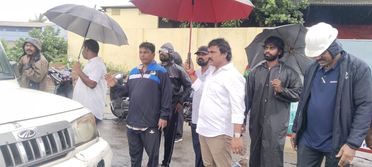 DGovindReddy10's tweet photo. గాజువాక నియోజకవర్గం 64వ వార్డు గంగవరం గంగవరం పెద్ద గంట్యాడ రహదారి..
8 కోట్ల రూపాయలు నిధులు తో..
 స్థానిక ఎమ్మెల్యే 
 పల్లా శ్రీనివాసరావు గారు.. మరియు మహావిశాఖ నగర EX డిప్యూటీ మేయర్ ..
శ్రీ దల్లి గోవింద రెడ్డి గారు ఆధ్వర్యంలో తీసుకొని రావడం అందరికీ తెలిసిన విషయమే.. 
ప్రస్తుతం వర్షాల కారణంగా గంగవరం టు పెద గంట్యాడ రహదారి వర్ష ప్రభావంతో రహదారి పైకి చెత్త చెదారం స్టాకు నిలవ ఉండటంతో.. ఈరోజు జీవీఎంసీ వారి శాఖాహారంతో జెసిబి లు తప్పించి రోడ్డు పైన చెత్తాచెదారం తొలగించి రాకపోకలకు అంతరామం కలగకుండా చేయడం జరిగినది..
 త్వరలో రహదారికి ఎటువంటి ఇబ్బందులు లేకుండా..
 డ్రైనేజర్లు వేయడం కూడా  జరుగుతుందని...
స్థానిక ఎమ్మెల్యే గారు ..
మాజీ డిప్యూటీ మేయర్ దల్లి గోవిందరెడ్డి గారు తెలియపరిచారు.. 
ఈ కార్యక్రమానికి ఆర్గనైజింగ్ ..
64వ వార్డు ప్రెసిడెంట్ విశాఖ జిల్లా మాజీ పార్లమెంట్ అధికారి ప్రతినిధి ..
చోడి పిల్లి ముసలయ్య గారు..
 తెల్లవారుజామున 
5 గంటల నుండి మధ్యాహ్నం
2 గంటల వరకు ముసలయ్య గారు దగ్గరుండి  కాల్వ లో వాటర్ ఎటువంటి జామ్ లేకుండా క్లియర్ చేయడం జరిగినది.. ఈ కార్యక్రమంలో 64వ వార్డు టిడిపి అధ్యక్షులు కోవిరి హరికృష్ణ గారు పాల్గొని సహకరించారు.. మరియు కూటమి  నాయకులు జీవీఎంసీ సిబ్బంది ప్రభుత్వ ఉన్నత అధికారులు పాల్గొన్నారు.. @JanaSenaParty @JSPShatagniTeam @mnadendla