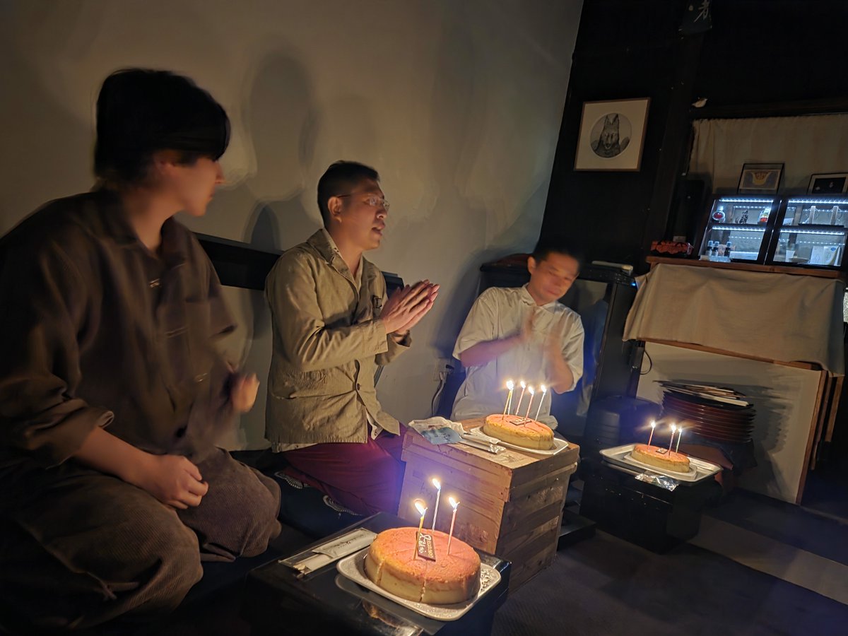 ukouukou's tweet photo. Cheebeさんのお誕生会へ
#笑福亭羽光　
#柳家花いち 
#三遊亭ごはんつぶ 

大笑いして楽しかった！
お誕生日おめでとうございます！素敵な一年になりますように😊 https://t.co/JgjabLZEWY