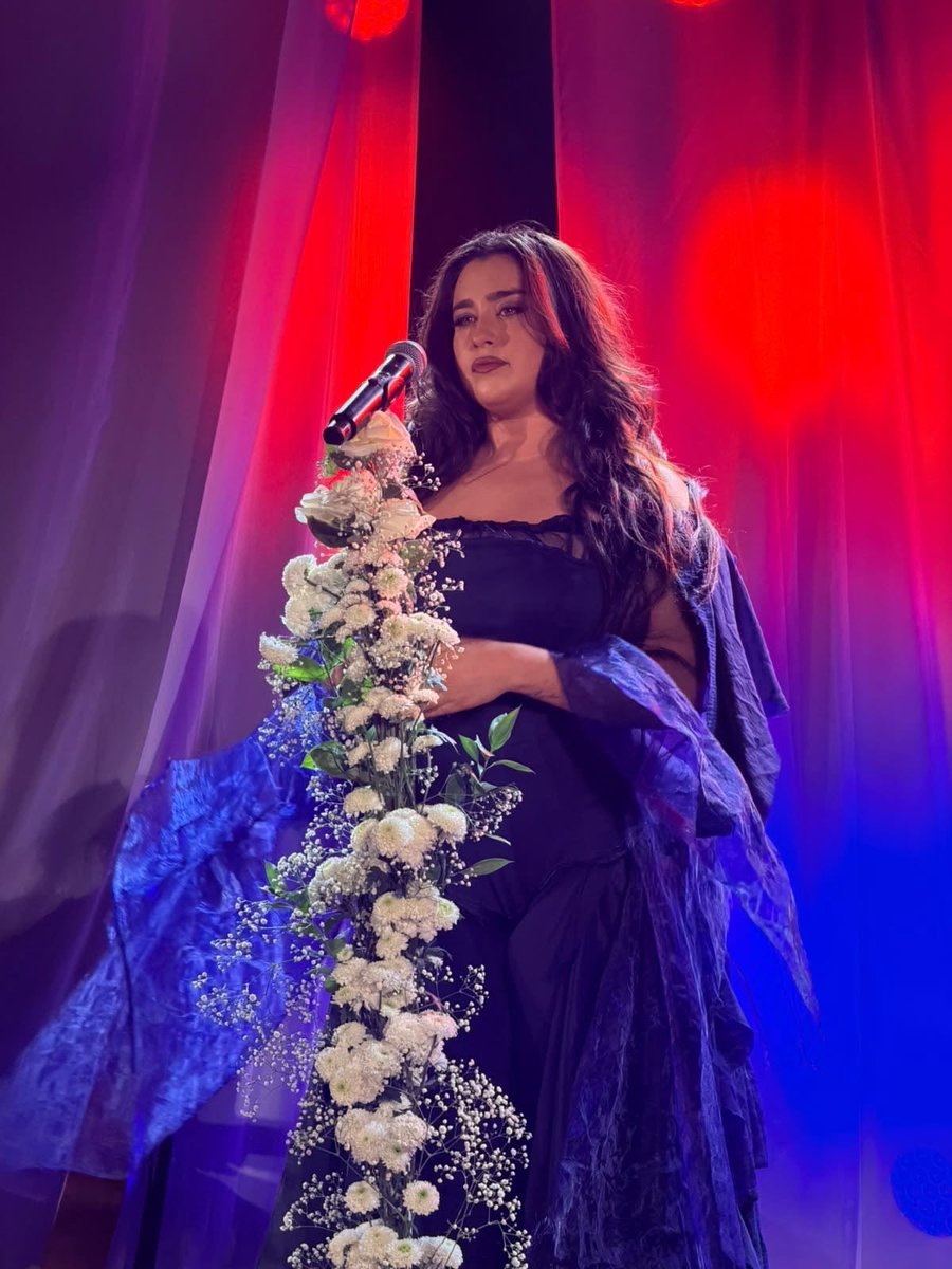 hrtsyada's tweet photo. She was born to be on stage 

#laurenjauregui https://t.co/UNvWNfc2ZE