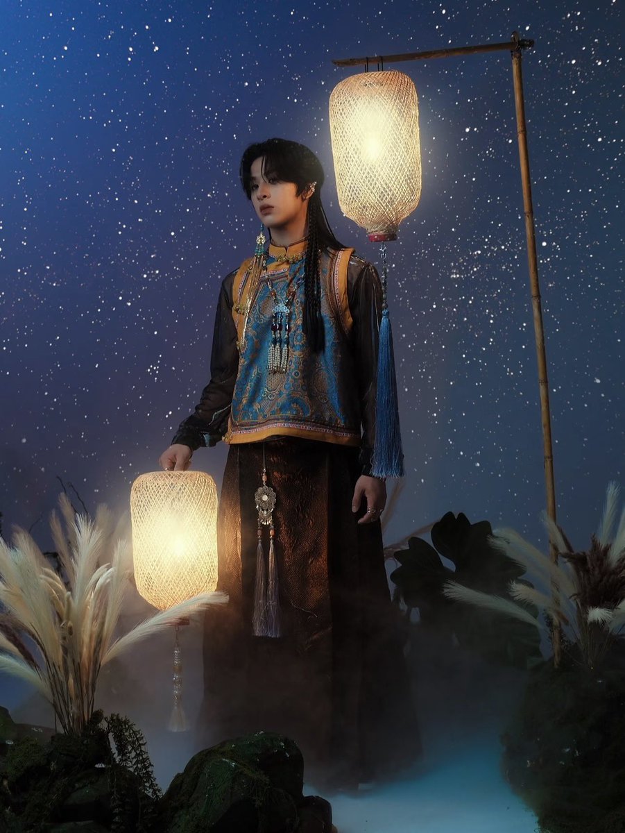 sasixna's tweet photo. “月下灯影，公子如画 ” 真的太帅了吧

หล่อจังอ่ะเปา โคตรจะเทพชนเผ่าจีนโบราณจากตำนานเลยอะ หล่อขลังมากกก 🏮🌙
#paopichitchai https://t.co/dwo1wYdEuO