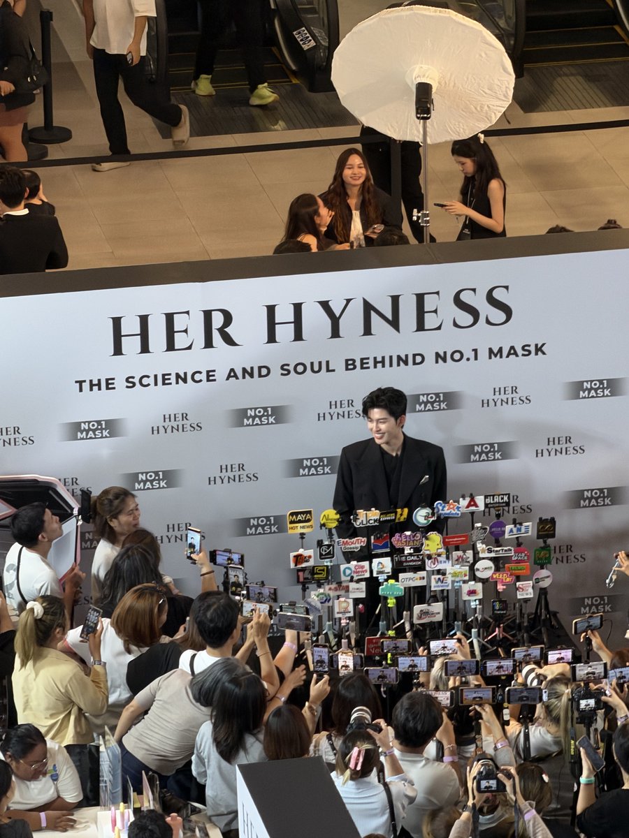 praewtaem's tweet photo. พี่ๆสื่อเยอะมาก ภูมิใจก่าแกว่ะ

HER HYNESS WITH POND

#HerHynessxPond
#HerHynessNo1Mask
#ppnaravit @ppnaravit https://t.co/M3NAyAz6tX