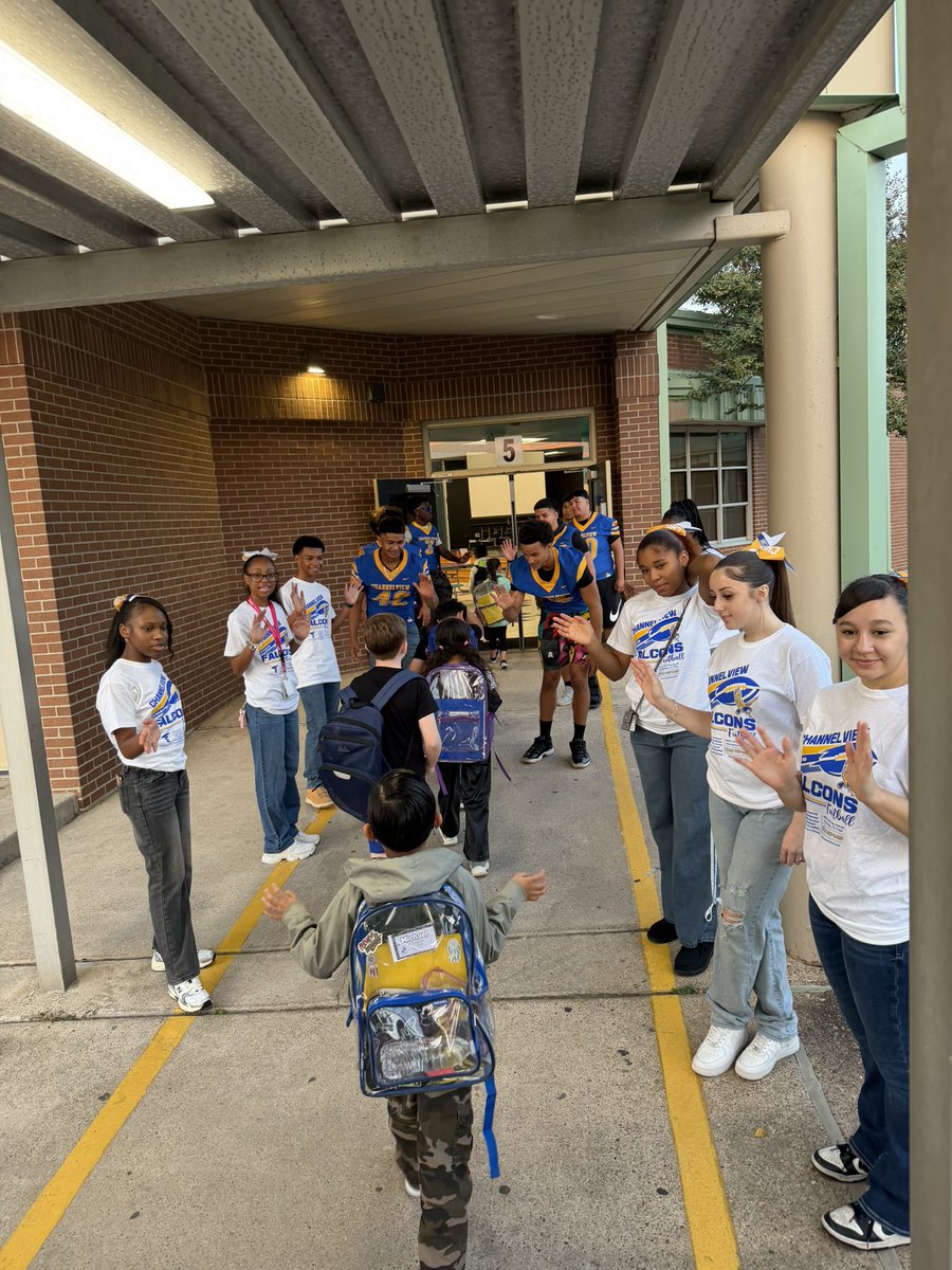 CHSFalcons_FB's tweet photo. Thank you to New Horizon for allowing our Falcon Welcome Crew to be a part of morning duty today! We truly appreciate the opportunity to welcome your students and help them start their day the Falcon way! 🦅💙 https://t.co/S0geW4QytI