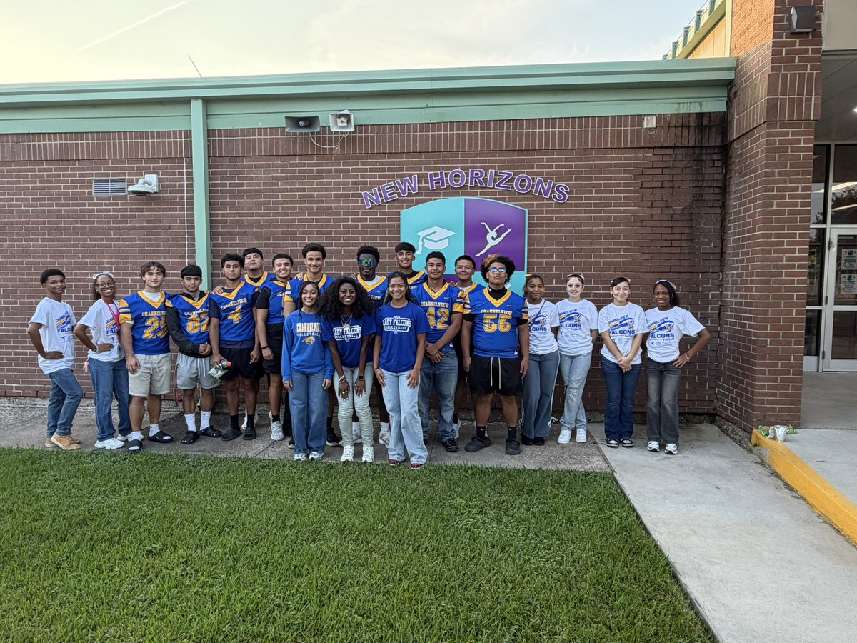 CHSFalcons_FB's tweet photo. Thank you to New Horizon for allowing our Falcon Welcome Crew to be a part of morning duty today! We truly appreciate the opportunity to welcome your students and help them start their day the Falcon way! 🦅💙 https://t.co/S0geW4QytI
