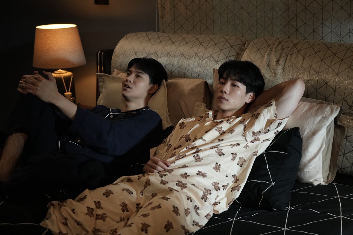 woopmag's tweet photo. เรื่องย่อ “ที่รักสารวัตรเธียร์ l Police In Love”

EPISODE 03

#ที่รักสารวัตรเธียร์
#PoliceInLove
#YinWar

ชมภาพเพิ่มเติม 📌https://t.co/DzW9iGr6MB

     มังกร (วอร์ วนรัตน์ รัศมีรัตน์) พาเธียร์ (หยิ่น อานันท์ ว่อง) กลับถึงคฤหาสน์ภิรมย์สมร ทั้งคู่เล่นละครฉากใหญ่ แกล้งส่งเสียงร้องเหมือนคนกำลังมีอะไรกันจากในห้องนอน จนหญิงแม่ (ปาน ธนพร แวกประยูร) และคิวปิด (ใหม่ จิรวัฒน์ วงศ์ดิลกวัฒน์) ตายใจ
     ในช่วงที่เธียร์โดนสั่งพักงาน เธียร์ประสบอุบัติเหตุเคราะห์ซ้ำกรรมซัด จนไม่กล้าขยับตัวไปทำอะไร ต้องคอยออกปากสั่งมังกรให้คอยทำนู่นทำนี่ให้ แพรวา (จรินทร์ธร ทวีสินพลกรณ์) ที่ตามอ้อร้อเธียร์มานาน ก็แวะมาทำคะแนนถึงบ้าน เธียร์รำคาญเลยบอกแพรวาไปว่าตอนนี้เขาแต่งงานและอยู่กินกับมังกร มังกรเหลืออดกับพฤติกรรมของเธียร์ตัดสินใจถามเพื่อความเข้าใจ ว่าขอบเขตหน้าที่ของเขาคืออะไรกันแน่ ลูกน้อง สามี อากาศธาตุ หรือไม้กันหมา
     ไม่กี่วันต่อมา มังกรและคณิน (กฤต รณกฤต ตันติวิไล) โดนอาสิน (หนู สุรศักดิ์ ชัยอรรถ) และณดล (ตั๋ง ชินดิศ เวียงวิเศษ) เรียกไปให้ปากคำที่สภ.เพื่อยืนยันว่าสารวัตรเธียร์ไม่ได้มีส่วนเกี่ยวข้องกับการตายของรณภพ มังกรหลุดโป๊ะว่าพวกเขาแต่งงานและอยู่กินกัน ณดลสัญญาว่าจะเก็บเรื่องนี้ไว้เป็นความลับ
     คุณหญิงเห็นมังกรดูเศร้าซึม เลยออกอุบายให้ลูกชายและลูกเขยคืนดีกัน ด้วยการบังคับให้เธียร์ขับรถพามังกรไปเยี่ยมแม่บุษบา (อรอนงค์ ปัญญาวงศ์) ที่จังหวัดพะเยา ระหว่างทางทั้งคู่ปรับความเข้าใจกัน
     ทั้งคู่พากันไปเที่ยวงานวัด ในจังหวัดพะเยา เธียร์โชว์ฝีมือการยิงปืน นำตุ๊กตาหมีจากซุ้มงานวัดมาเป็นรางวัลให้มังกรได้ คืนนั้นทั้งคู่นอนหันหน้าเข้าหากันโดยมีหมีเป็นตัวคั่นกลาง ทั้งสองนอนหลับไปและเผลอขยับเข้าใกล้อ้อมกอดของกันและกันโดยไม่รู้ตัว
   ติดตามชม “ที่รักสารวัตรเธียร์ | Police In Love” ทุกวันเสาร์ เวลา 20.00 น. ดูได้ที่ WeTV ที่เดียวเท่านั้น

https://t.co/x4kyTwenrp

#.PoliceinLoveEP3