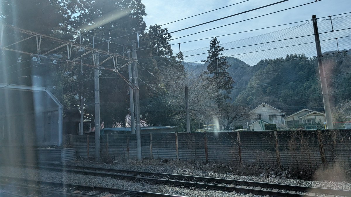 Azurill0298's tweet photo. １枚目が前回の諏訪の帰り（今年2/24）に『あずさ』から撮影した『初鹿野諏訪神社』の位置です。２、３枚目は前々回。（今年1/3）

通過時には普通の覆道のように思いました。「祟りの話が無い普通の神社」なんだとしたら、ここまでの物が作られているのは明らかに異様ですよね…。 https://t.co/OadrOQX4eQ