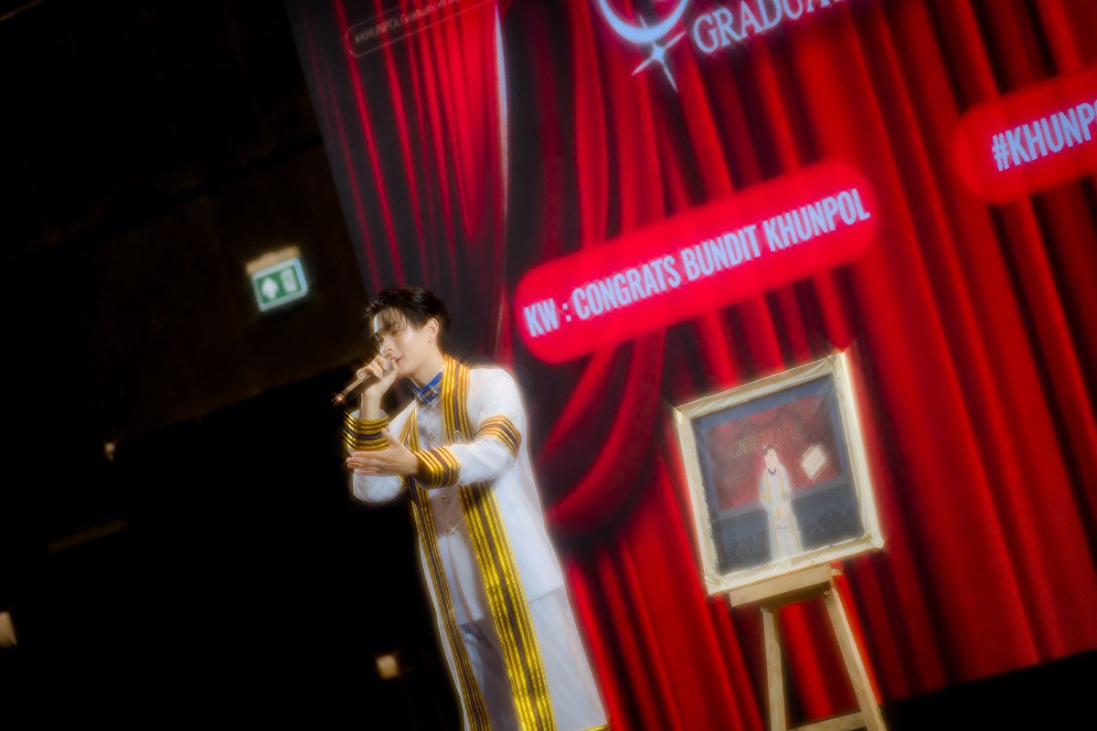 khunpolkingdom's tweet photo. [𝑹𝒆𝒄𝒂𝒑] #KHUNPOLGraduationDay (8) 

19:55 ㅡ  𝑳𝑰𝑽𝑬 𝑷𝑨𝑰𝑵𝑻𝑰𝑵𝑮 𝑶𝑭 𝑷'𝑩𝑼𝑵𝑫𝑰𝑻 

CONGRATS BUNDIT KHUNPOL

#KHUNPOL https://t.co/5xjWvXw9U2