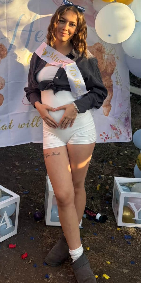 Legzagogo's tweet photo. Chav shorts #chav https://t.co/sRpM7Ldhk0