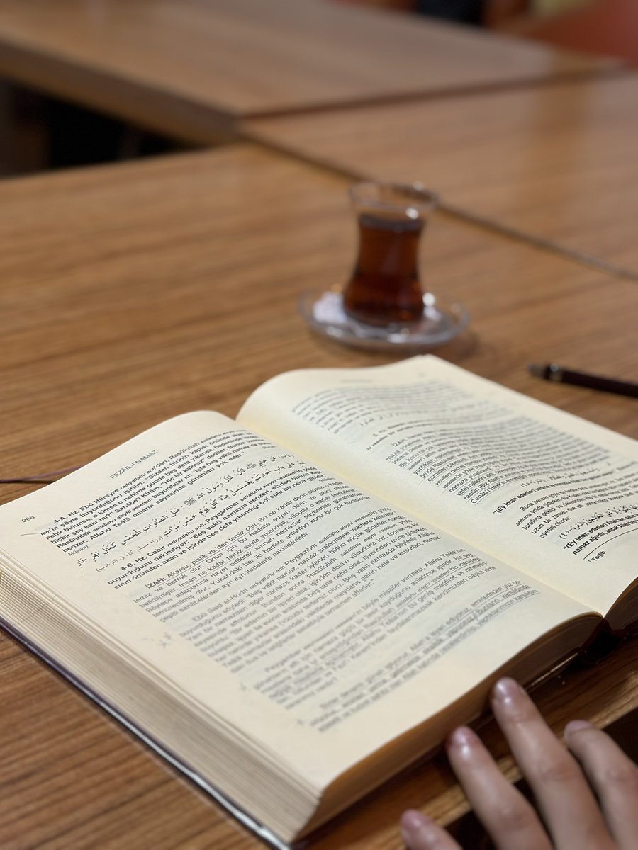 EyupsultanTUGVA's tweet photo. İlim, gönülde iz bırakınca güzelleşir. 📚☕
Hadis dersimizde bu hafta “Amellerin Faziletleri” konusu üzerine konuştuk. 

Peygamber Efendimizin ﷺ hadisleri ışığında, amellerimizi kıymetlendiren niyetleri ve hayatımıza güzellik katacak davranışları birlikte müzakere ettik.🌹 https://t.co/Q64NaZllI1