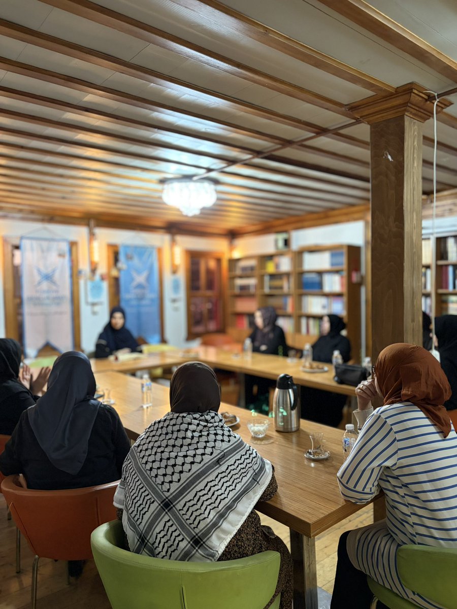 EyupsultanTUGVA's tweet photo. İlim, gönülde iz bırakınca güzelleşir. 📚☕
Hadis dersimizde bu hafta “Amellerin Faziletleri” konusu üzerine konuştuk. 

Peygamber Efendimizin ﷺ hadisleri ışığında, amellerimizi kıymetlendiren niyetleri ve hayatımıza güzellik katacak davranışları birlikte müzakere ettik.🌹 https://t.co/Q64NaZllI1