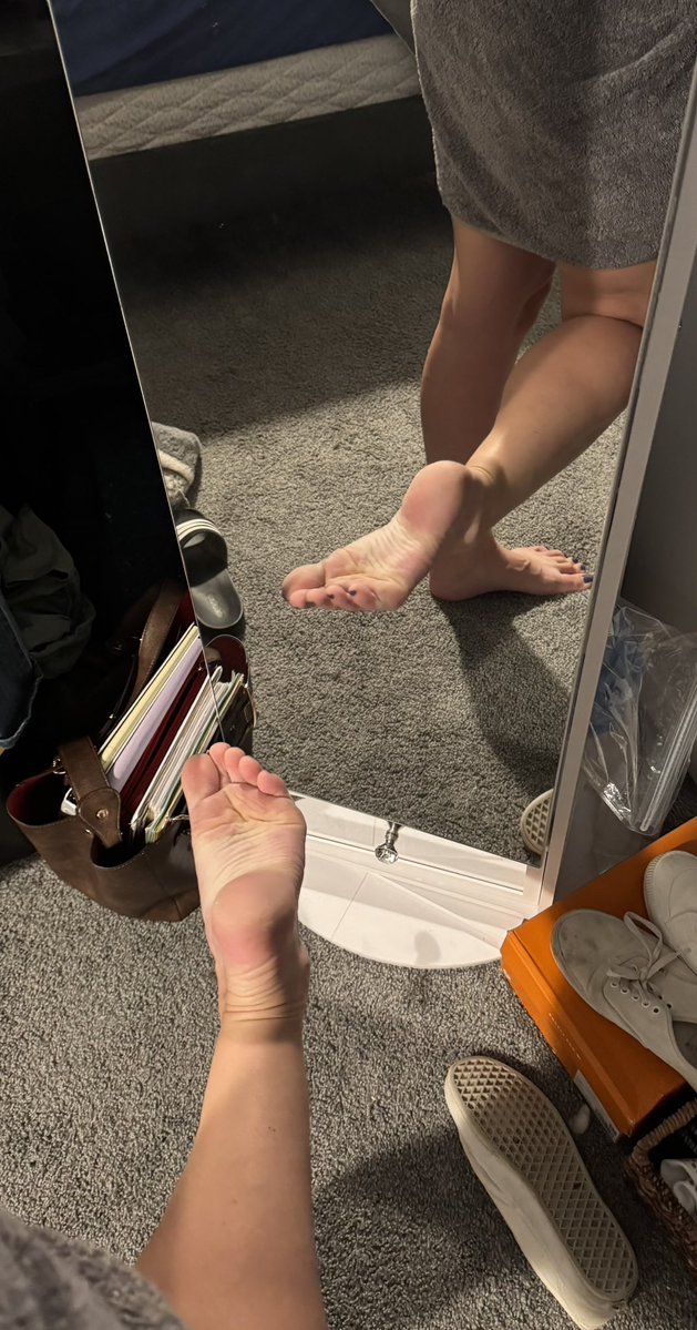 Finger_Toes_'s tweet photo. Freshly clean feet… Going into hours trapped in warm, sweaty shoes... By tonight, they’re going to smell like I’ve been teasing them all day 😈😈
#cleanfeet #bigfeet #stinkyshoes #wrinkledsole https://t.co/WQYnh24Xpb