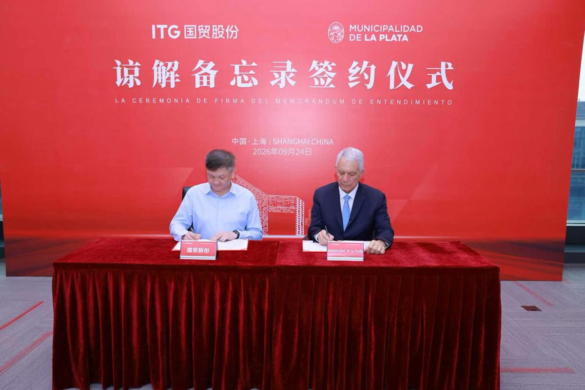 Julio_Alak's tweet photo. 🇨🇳 En Shanghai, firmamos un Memorándum de Entendimiento con Xiamen ITC Group para recibir asistencia técnica en infraestructura logística, cadena de frío y el desarrollo del hub de cargas multimodal del Aeropuerto La Plata.

Este acuerdo nos permitirá avanzar en proyectos estratégicos para potenciar la producción de nuestro cordón verde, sumar valor agregado y generar nuevas oportunidades de inversión y trabajo para los platenses y la región.

Además, la empresa propuso organizar una ronda de inversores chinos interesados en acompañar el desarrollo de estas iniciativas para nuestra ciudad.