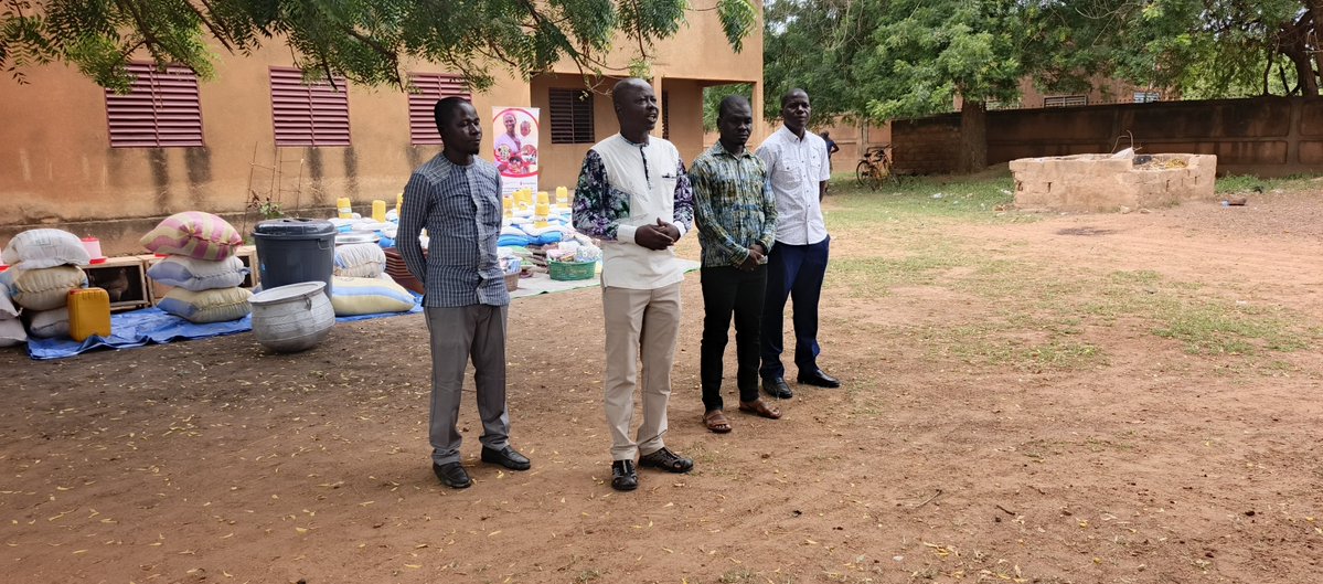 SaveChildrenBF's tweet photo. À #Tougan, 20 ménages vulnérables ont reçu une troisième assistance alimentaire et un appui en activités génératrices de revenus. Avec le projet #SiniGnèsigui, @SaveChildrenBF et #ADEP renforcent leur sécurité alimentaire et leur autonomie. #BurkinaFaso https://t.co/62BUcVzVRP