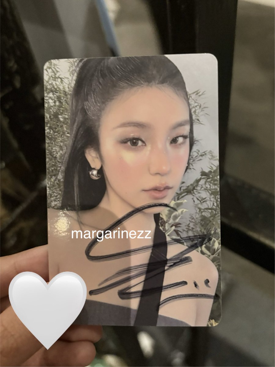 margarinezz's tweet photo. thank you princess😭💗💗

SEJUTA PESONA YEJI x ROGER VIVIER
#YEJIxRogerVivierIndonesia https://t.co/xUET9Vbdzn