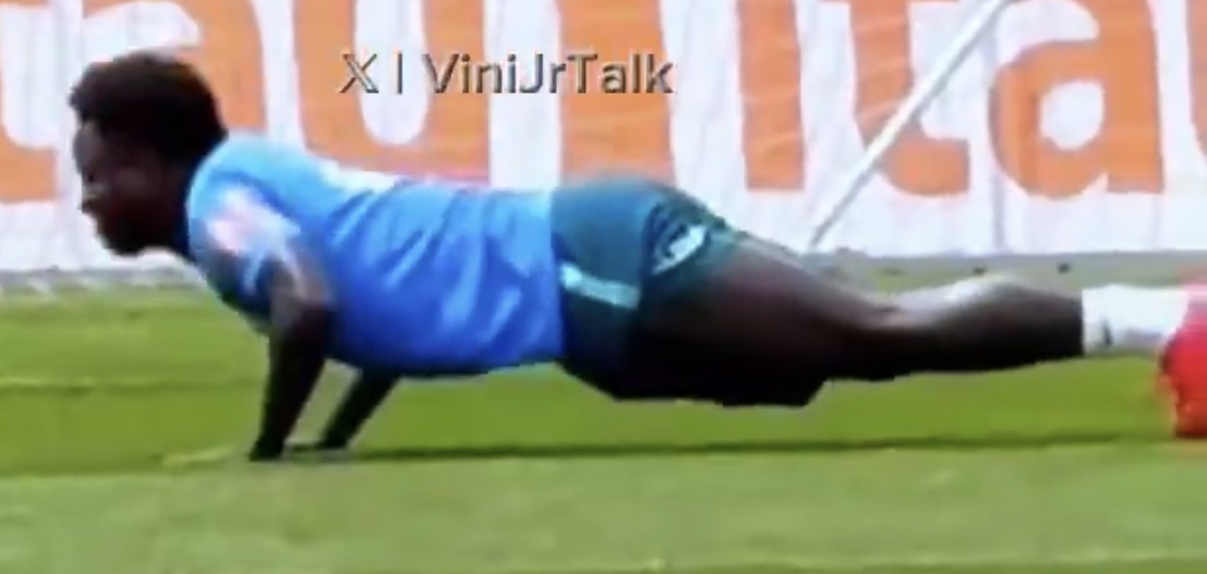 theMadridZone's tweet photo. 🚨 Carlo Ancelotti is forcing Viní Jr. to do pushups after every mistake... 🤣

📸 @ViniJrTalk https://t.co/A4iY5hH0Ht