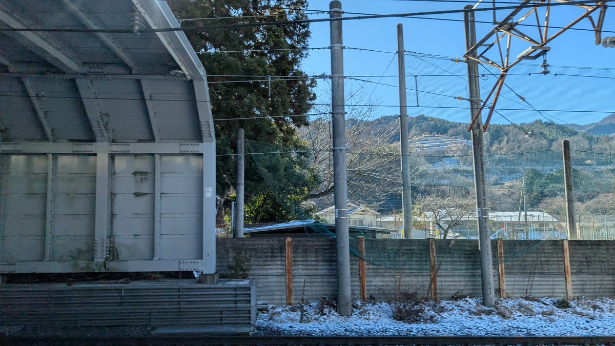Azurill0298's tweet photo. １枚目が前回の諏訪の帰り（今年2/24）に『あずさ』から撮影した『初鹿野諏訪神社』の位置です。２、３枚目は前々回。（今年1/3）

通過時には普通の覆道のように思いました。「祟りの話が無い普通の神社」なんだとしたら、ここまでの物が作られているのは明らかに異様ですよね…。 https://t.co/OadrOQX4eQ