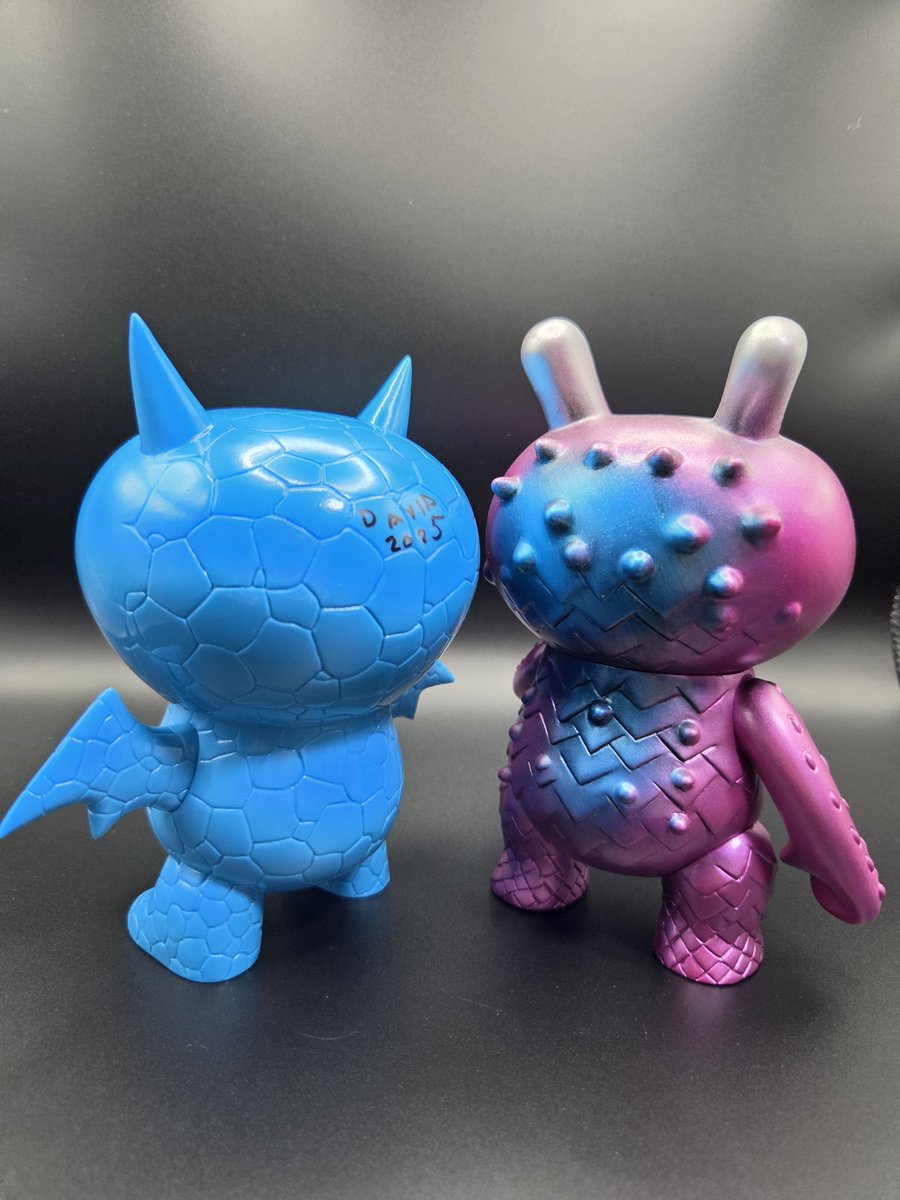 hepburn418's tweet photo. ソフコンお迎え品⑥

UGLYDOLL 後藤彩色所塗装 ピンク✨

ギリギリお迎えできました😆
ギャラクシーは前の方がラス1でSOLD OUT😖

以前のソフコンでお迎えしたアイスバットと📷️
背中の青塗装がまるでアイスバットから移ったみたい🤣
今回、諸々あってサインを頂戴してない😣

#UGLYDOLL
#ソフコン https://t.co/tduoaHguL8