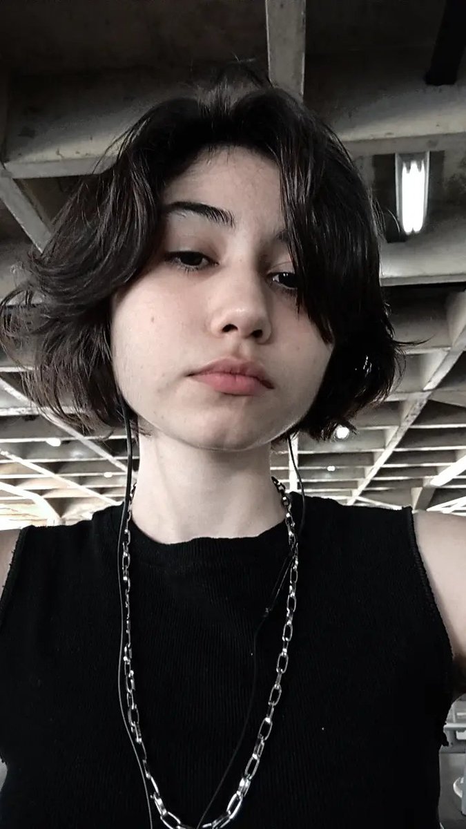 moonydoart's tweet photo. vão ter q aceitar nb rebaixado de cabelo curto SIM https://t.co/U80hctQNXV