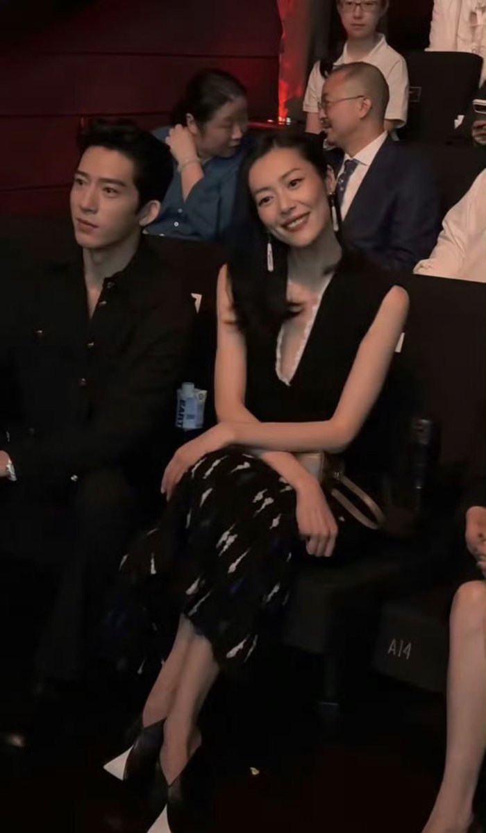 Victoriazuhv's tweet photo. It’s a field day for TES fans….sun qian is in xian attending a xiaomi event while jing boran is in shanghai attending the chanel exhibition with his girlfriend liu wen. https://t.co/JSCHaK8LMe