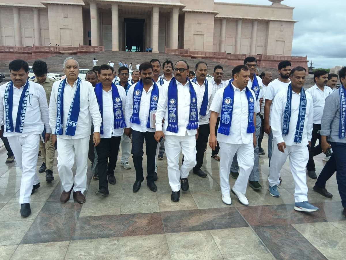 PalVishwnathbsp's tweet photo. आज दिनांक 24-09-2026 को आदरणीय बहन कुमारी मायावती जी के निर्देशानुसार जनपद लखनऊ स्थित मान्यवर मसीहा साहब श्री कांशीराम जी स्मारक स्थल, पुरानी जेल रोड, लखनऊ में आगामी 9 अक्टूबर को मान्यवर मसीहा साहब श्री कांशीराम जी की पुण्यतिथि के अवसर पर आयोजित होने वाले विशाल कार्यक्रम की तैयारियों के संबंध में पार्टी के वरिष्ठ पदाधिकारियों के साथ कार्यक्रम स्थल का जायजा लिया।

#9_अक्टूबर_चलो_लखनऊ
#जयभीम #BSP  #लखनऊ #मिशन_2027