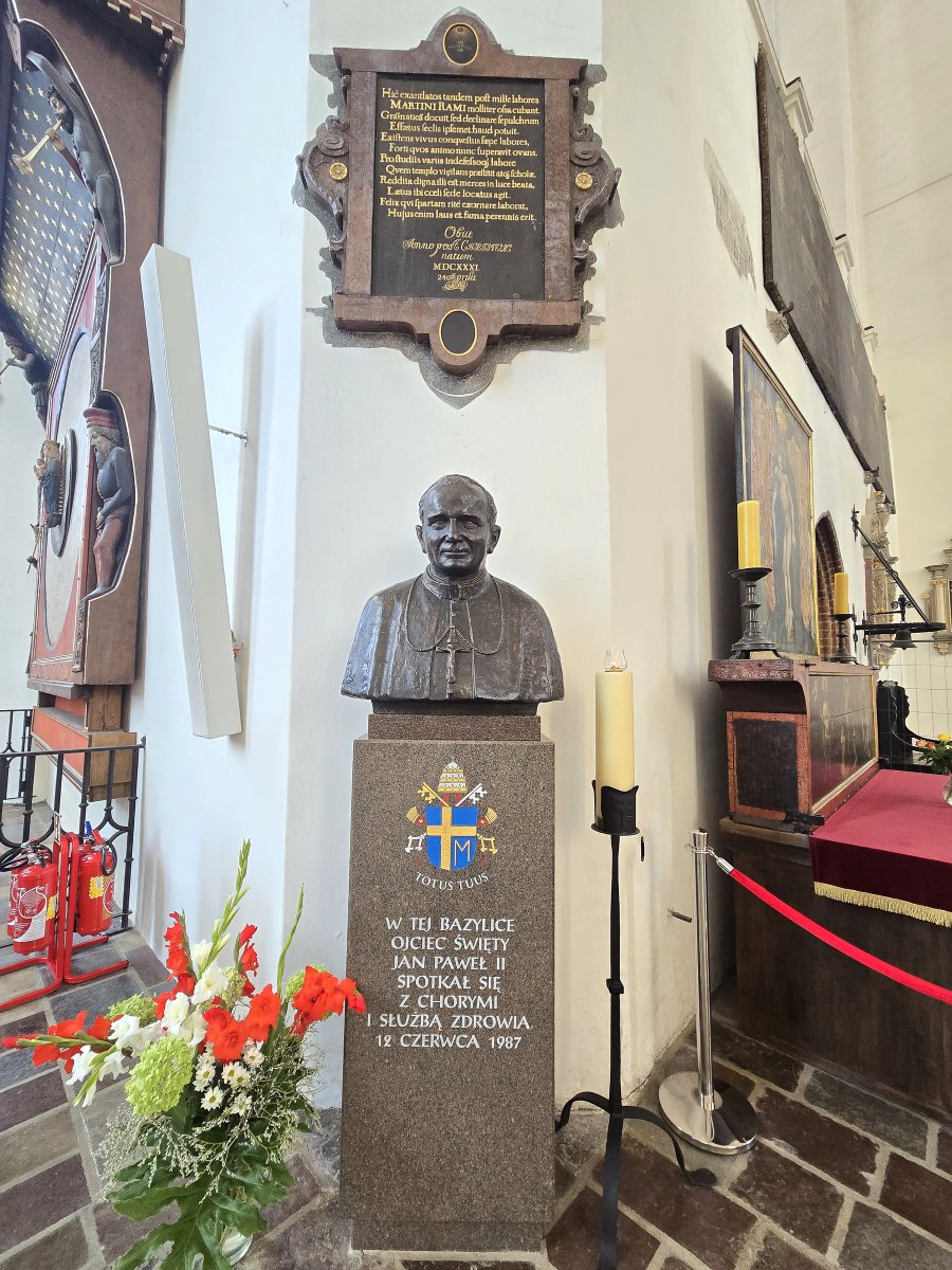 Andy_FSTA2025's tweet photo. The Polish people are extremely proud of their only Pope, and he is honored in many churches throughout the land. #JohnPaulII https://t.co/LC8mvNiIpZ