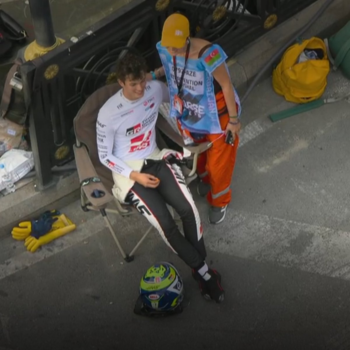 TearOffFR's tweet photo. Ollie Bearman, qui est resté bloqué au virage 2, prend son temps pour faire des photos avec les commissaires. 😎🧡

#F1 #AzerbaijanGP https://t.co/fdf2Yo0uJY