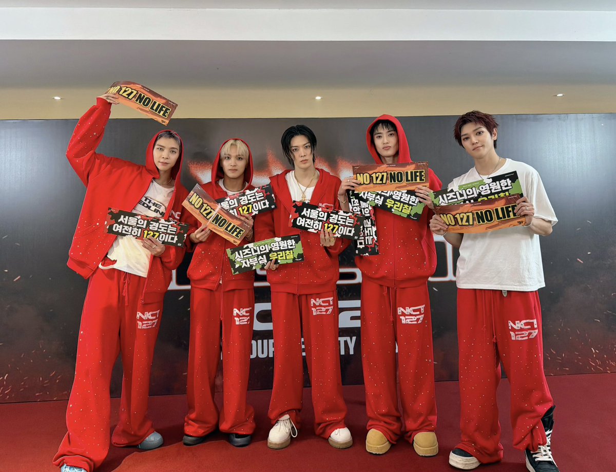 cherrymorolls's tweet photo. cerita yang bikin hati yuta hangat

🍒: belakangan ini aku sering bareng member-member, jadi rasanya lumayan bikin hati hangat. kalo kalian liat behind the scenes juga pasti tau, aku tuh sebenarnya ga banyak ngomong
kan, tapi semuanya berisik banget. taeyong berisik, haechan juga berisik, johnny juga berisik, terus jaehyun semenjak balik wamil malah jadi jauh lebih berisik dan makin lucu gitu

🍒: jadi aku kayak merasa cuma aku yang ketinggalan sendirian wkwk, kadang sambil mikir “duh, gara-gara kalian latihan jadi makin lama aja nih” tapi kalo liat para member lagi have fun dan menikmati waktu bareng, rasanya jadi ikut senang dan hati juga terasa hangat!

#YUTAatHome
