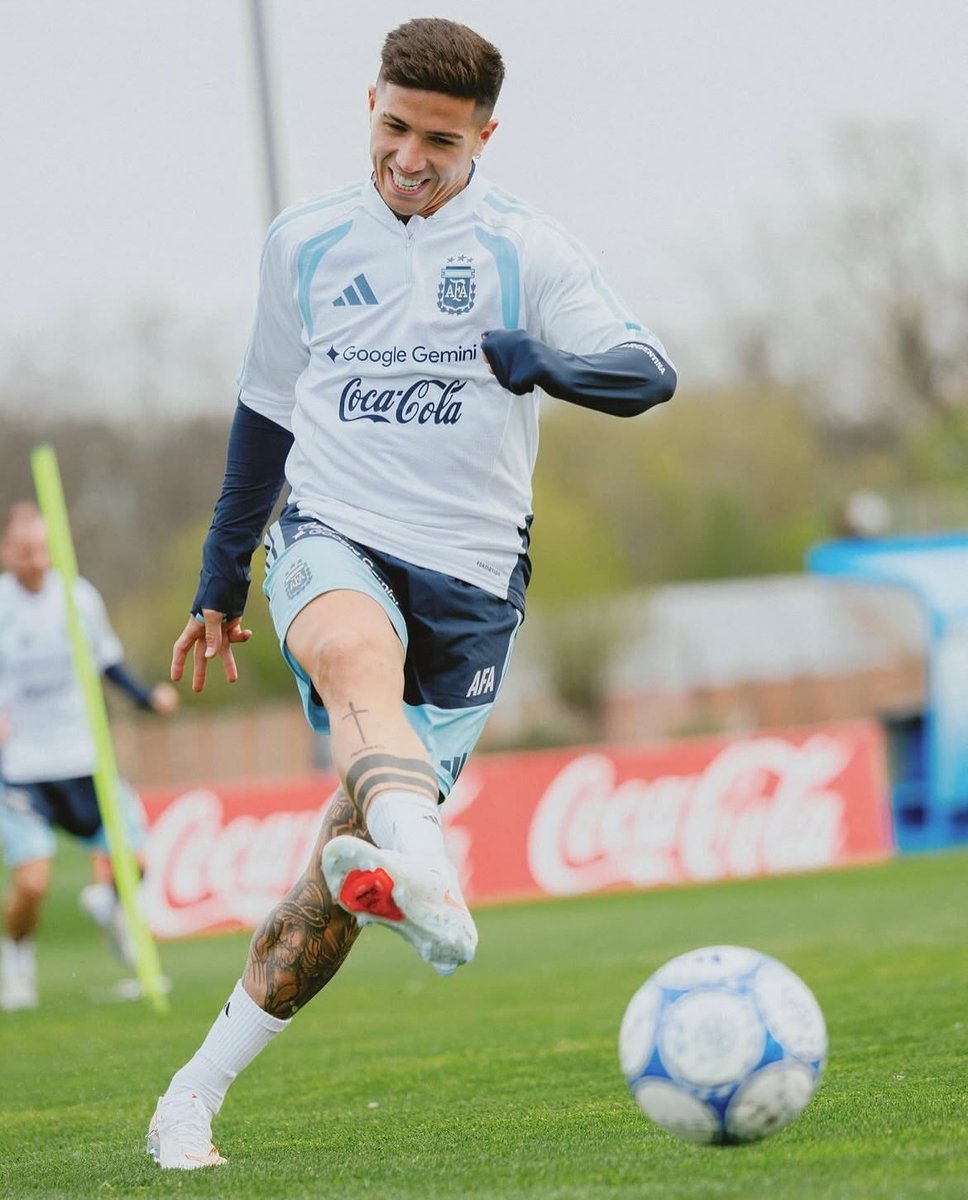 lascalonetarp's tweet photo. Selección Argentina de Fútbol Masculino 🇦🇷 
𝖫𝖺 𝖠𝗅𝖻𝗂𝖼𝖾𝗅𝖾𝗌𝗍𝖾 · 𝐋𝐚 𝐒𝐜𝐚𝐥𝐨𝐧𝐞𝐭𝐚 · 𝘁𝗿𝗶𝗰𝗮𝗺𝗽𝗲𝗼𝗻𝗮 𝗺𝘂𝗻𝗱𝗶𝗮𝗹 · entrenamientos, partidos, 𝘮𝘦𝘥𝘪𝘰𝘴 𝘺 contenido.
@thapfvo https://t.co/SLZWnkfZA4