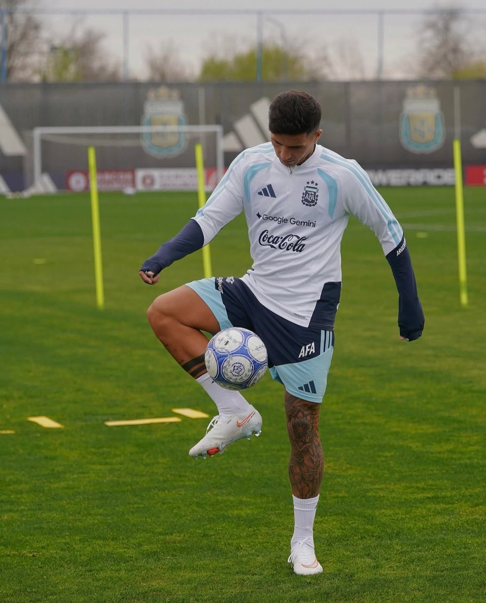 lascalonetarp's tweet photo. Selección Argentina de Fútbol Masculino 🇦🇷 
𝖫𝖺 𝖠𝗅𝖻𝗂𝖼𝖾𝗅𝖾𝗌𝗍𝖾 · 𝐋𝐚 𝐒𝐜𝐚𝐥𝐨𝐧𝐞𝐭𝐚 · 𝘁𝗿𝗶𝗰𝗮𝗺𝗽𝗲𝗼𝗻𝗮 𝗺𝘂𝗻𝗱𝗶𝗮𝗹 · entrenamientos, partidos, 𝘮𝘦𝘥𝘪𝘰𝘴 𝘺 contenido.
@thapfvo https://t.co/SLZWnkfZA4