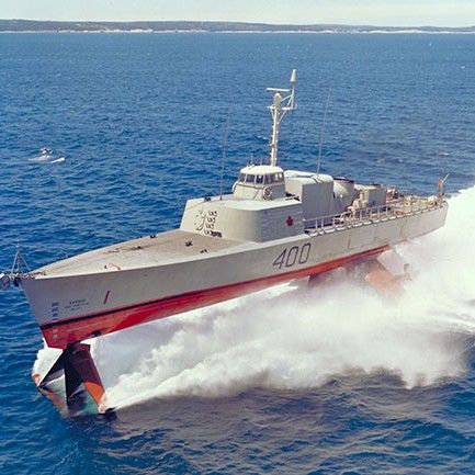 CraigBaird's tweet photo. In 1968, Canada launched HMCS Bras d'Or. She was an experimental ship that became the fastest warship ever built.
Capable of traveling at 63 knots (117 km/h), her trial program was abruptly cancelled only three years later.
This is the story.

📸 LAC

🧵1/10 https://t.co/cXEiPhPe8T