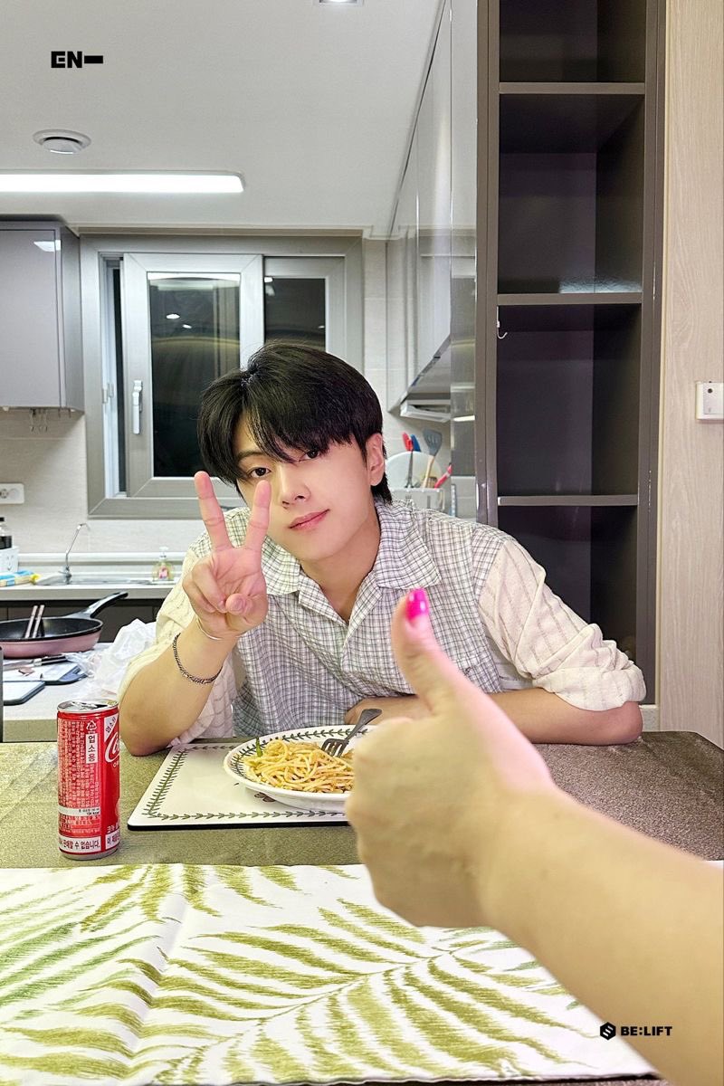 4j20th's tweet photo. jay's mom pretty pink nails <3 https://t.co/Atuz0FQrIQ