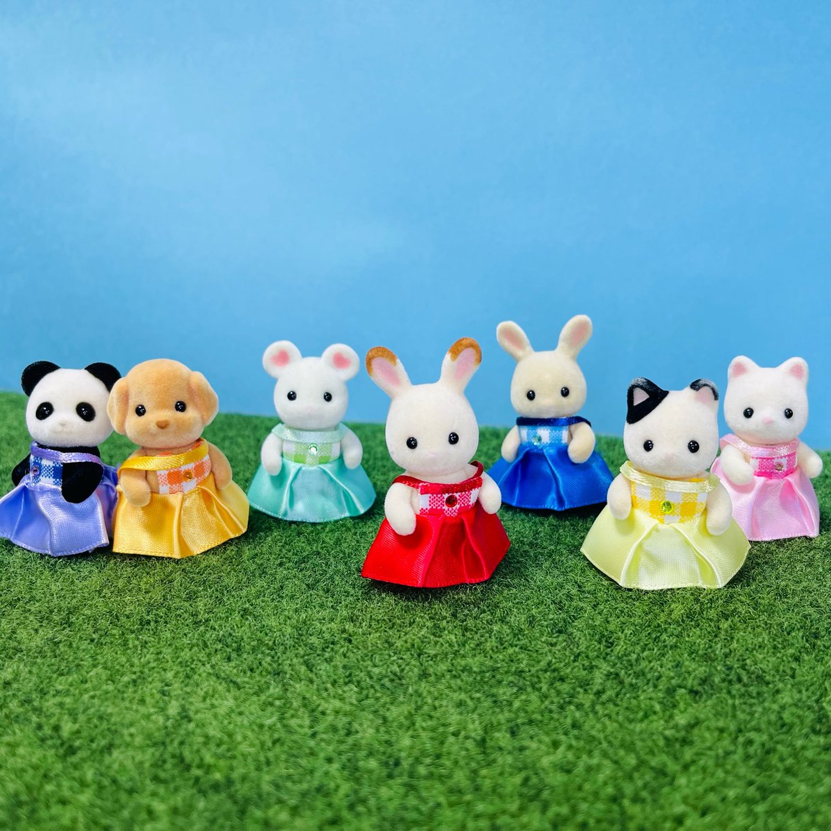 bluenoakatsuki's tweet photo. リサイクルショップ♻️でお迎えした子達の服を、100均の材料のみで作ってみました！

裁縫が苦手なので、両面テープと接着剤で全部くっつけてます笑

クッキーの箱に入れるといい感じになりました✨

#シルバニア
#シルバニアファミリー
#SylvanianFamilies
#CalicoCritters https://t.co/LwBtku9PhY