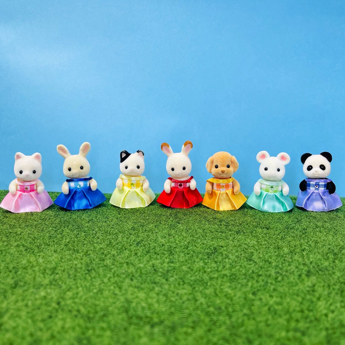 bluenoakatsuki's tweet photo. リサイクルショップ♻️でお迎えした子達の服を、100均の材料のみで作ってみました！

裁縫が苦手なので、両面テープと接着剤で全部くっつけてます笑

クッキーの箱に入れるといい感じになりました✨

#シルバニア
#シルバニアファミリー
#SylvanianFamilies
#CalicoCritters https://t.co/LwBtku9PhY