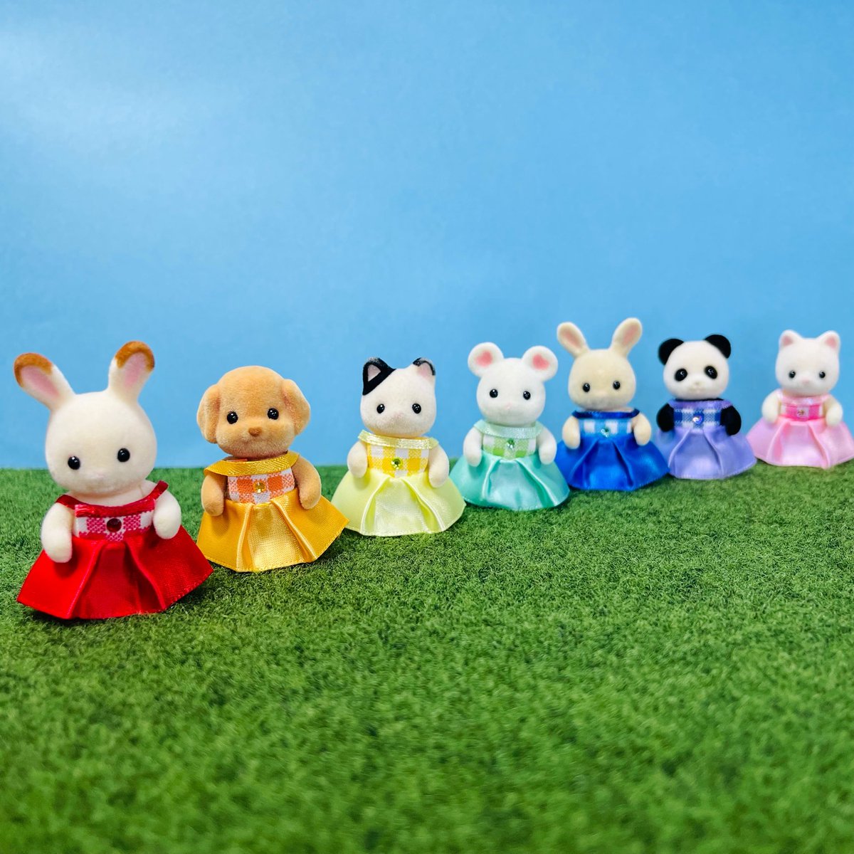 bluenoakatsuki's tweet photo. リサイクルショップ♻️でお迎えした子達の服を、100均の材料のみで作ってみました！

裁縫が苦手なので、両面テープと接着剤で全部くっつけてます笑

クッキーの箱に入れるといい感じになりました✨

#シルバニア
#シルバニアファミリー
#SylvanianFamilies
#CalicoCritters https://t.co/LwBtku9PhY