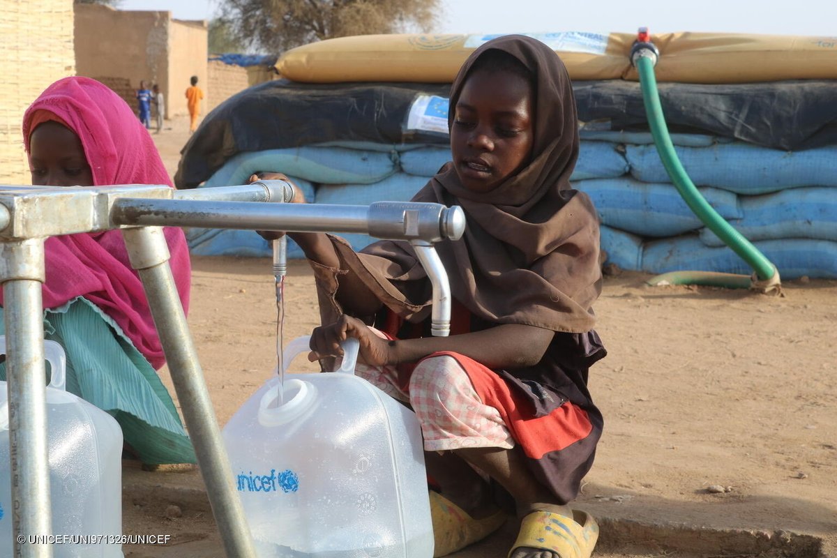 UNICEFSudan's tweet photo. "مع توفر مياه نظيفة من الصنبور، لم أعد أقلق بشأن ما يشربه أطفالي". تقول مريم، التي نزحت بسبب النزاع في شمال دارفور.

في طويلة، تساعد اليونيسف عائلاتٍ مثل عائلة مريم في الحصول على مياه آمنة، مما يحمي صحة الأطفال ويصون كرامتهم.

#لكل_طفل، مياه آمنة ونظيفة. https://t.co/EL8M6iRw1x