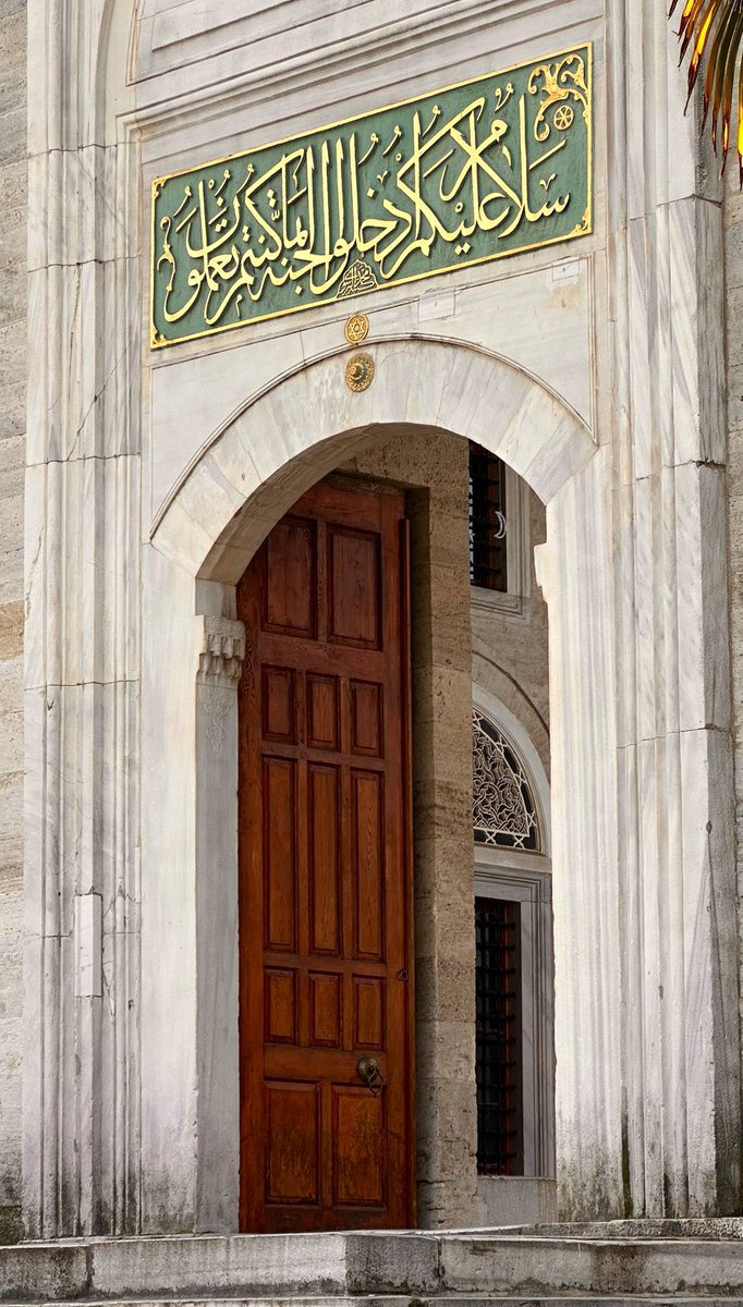 camiistan's tweet photo. 📍Valide-i Cedid Camii

Kapı üzerinde Nahl Suresi 32. ayet yazmaktadır. 

“Selâm size! Yapmış olduğunuz iyi işlere karşılık girin cennete!” https://t.co/BnqIHXzTon