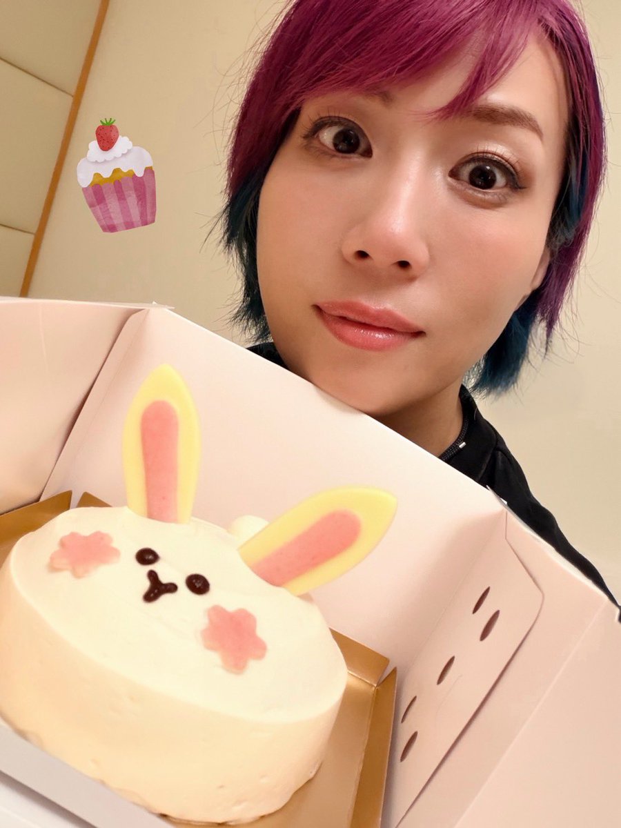 WWEAsuka's tweet photo. 可愛いすぎるケーキを頂きました
顔から食べました😭 https://t.co/K0xiPbPneC